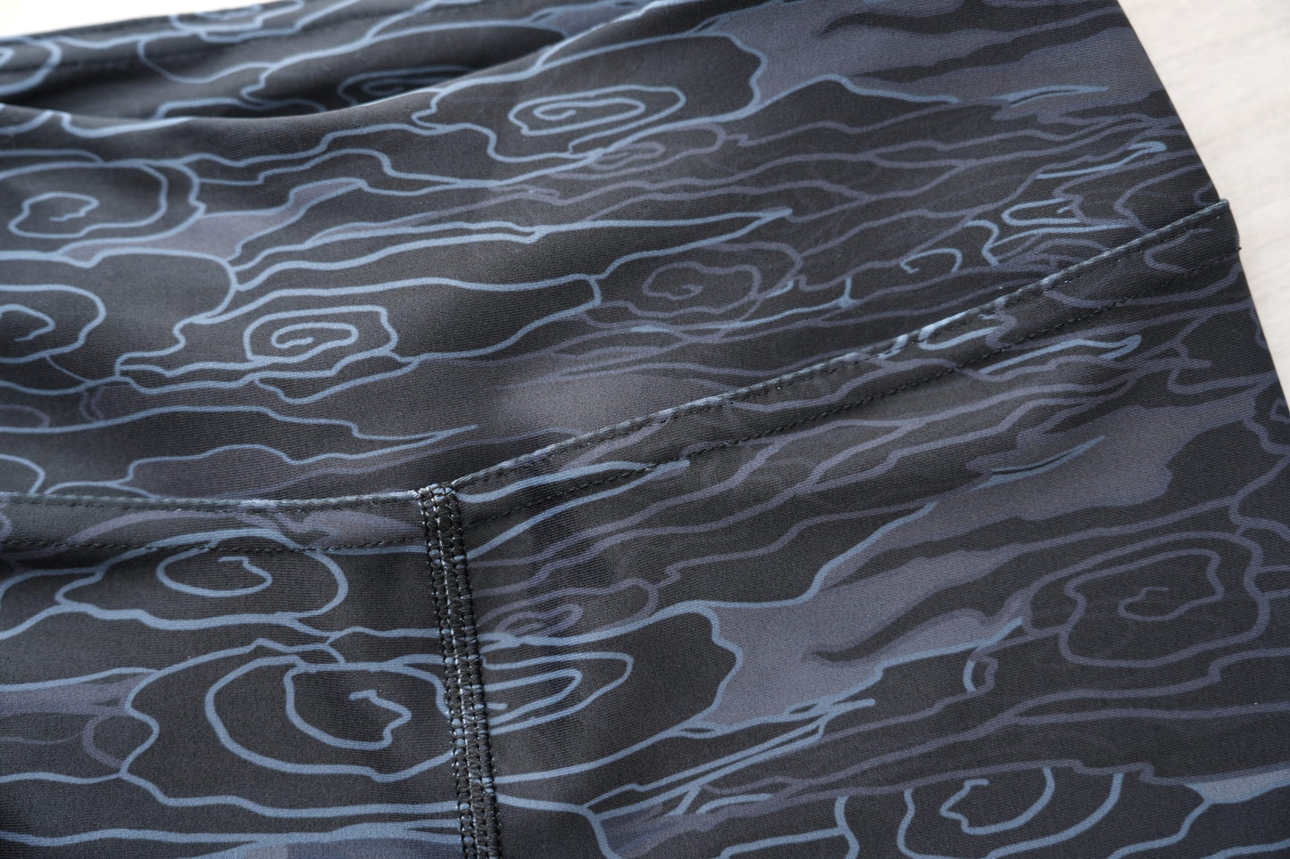 Chinese Dark Winter Wolf - Yoga Leggings